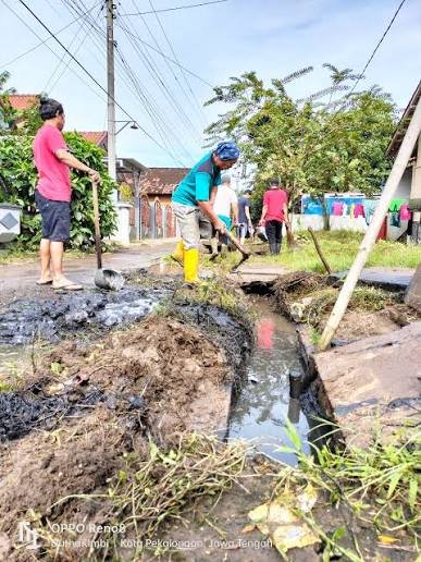 Gotong Royong Membersihkan Lingkungan Desa Kanamit Barat